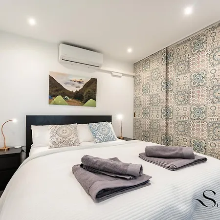 Stylish Seaview Terrace Retreat 아파트