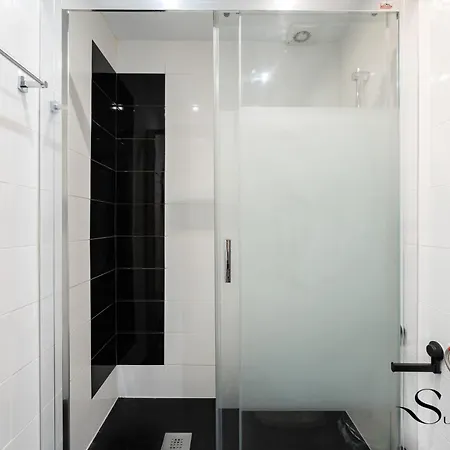 Stylish Seaview Terrace Retreat 토레몰리노스