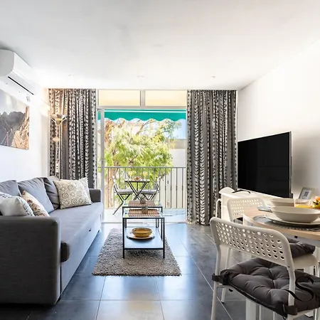 Stylish Seaview Terrace Retreat 아파트 *