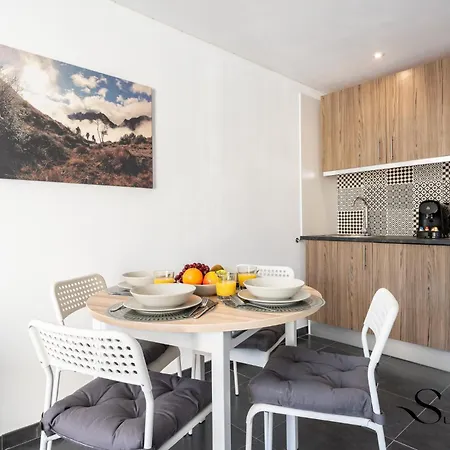 Stylish Seaview Terrace Retreat Apartment